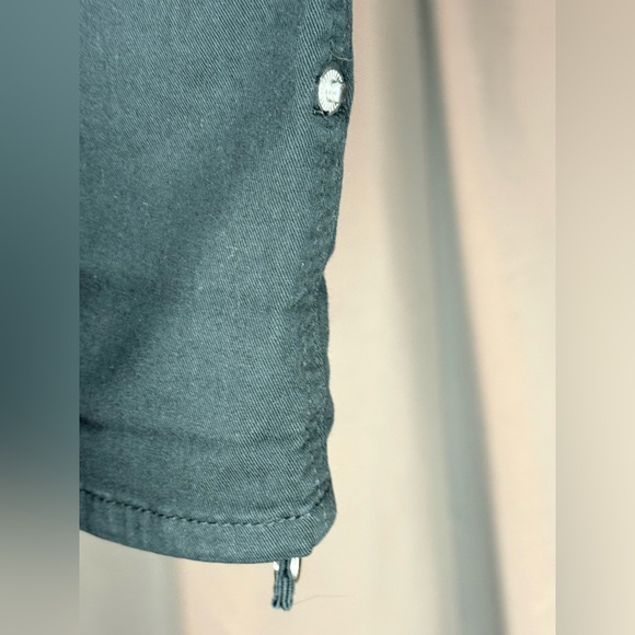 WHBM Black Pret-a-Pic Crop Pant – Size 8P, Petite - Gold Hardware - Picture 13 of 14